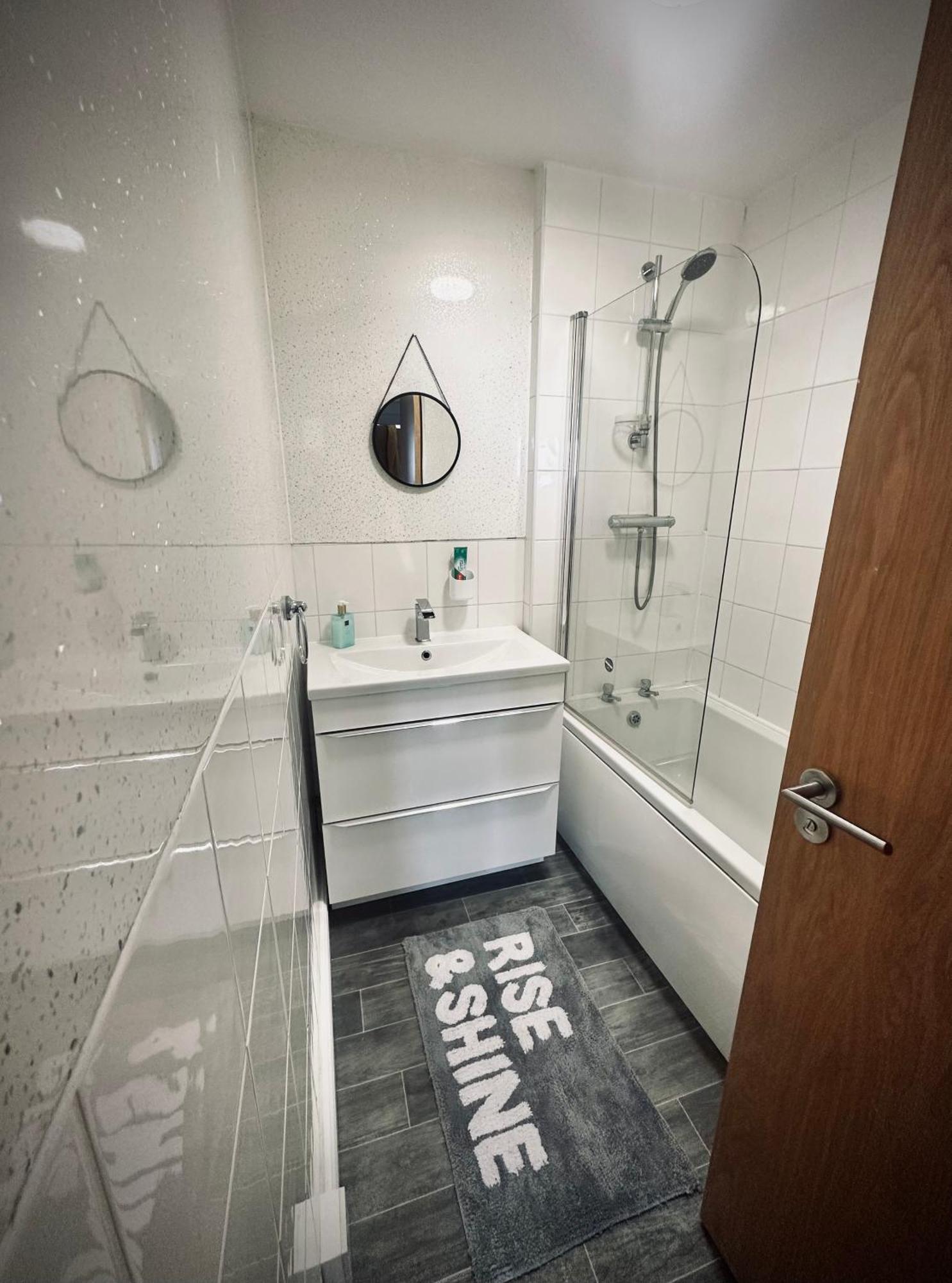 Unique View Of Anfield Stadium - Charming 2 Bedroom In With Parking Apartment *